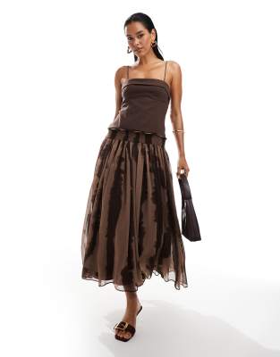 ASOS DESIGN - Camisole-Midikleid in Braun mit tief angelegter Taille
