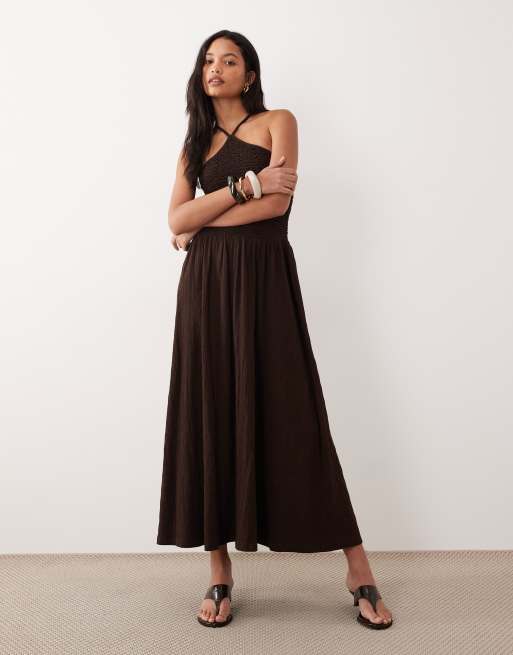 ASOS DESIGN – Camisole-Midikleid in Schokobraun mit Knitterstruktur und Neckholder, 2 von 4