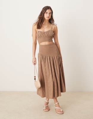 ASOS DESIGN - Camisole-Midikleid in Schokobraun mit Stickerei, Zierausschnitt und geraffter Taille