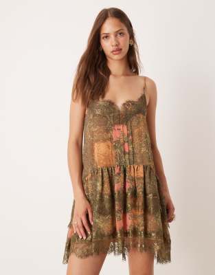 ASOS DESIGN - Camisole-Minikleid mit khakifarbenem Blumenprint und gestuften Rüschen-Bunt