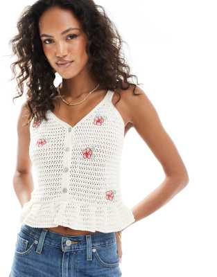 ASOS DESIGN - Camisole-Oberteil aus Häkelstrick in Ecru mit Blumenstickerei-Weiß