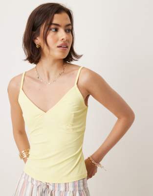 ASOS DESIGN - Camisole-Oberteil aus Polyamid in Pastellgelb mit Körbchen