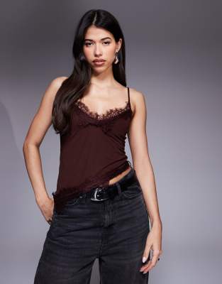 ASOS DESIGN - Camisole-Oberteil aus schokobraunem Netzstoff mit Spitzenstoffverzierung und asymmetrischem Saum-Brown