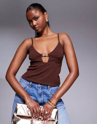 ASOS DESIGN - Camisole-Oberteil in Braun mit Körbchen und goldfarbenem Besatz