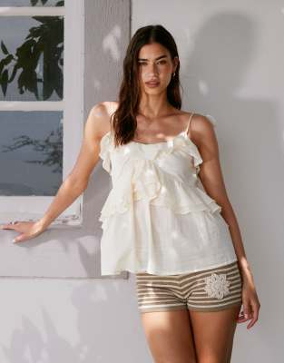ASOS DESIGN - Camisole-Oberteil in Cremeweiß mit Rüschen und gebundenen Trägern
