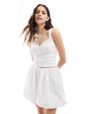 ASOS DESIGN - Camisole-Oberteil in Elfenbein mit Spitze-Weiß