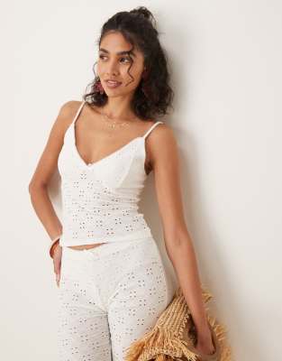 ASOS DESIGN - Camisole-Oberteil in Elfenbeinweiß mit Lochstickerei, Kombiteil