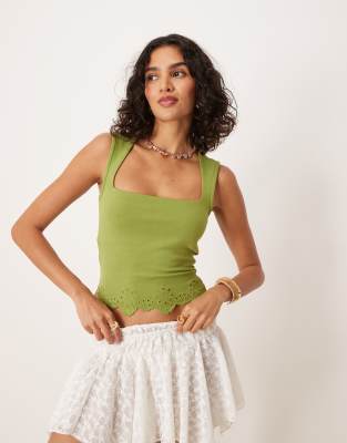 ASOS DESIGN - Camisole-Oberteil in Grün mit Zierausschnitt, besticktem Saum und eckigem Ausschnitt