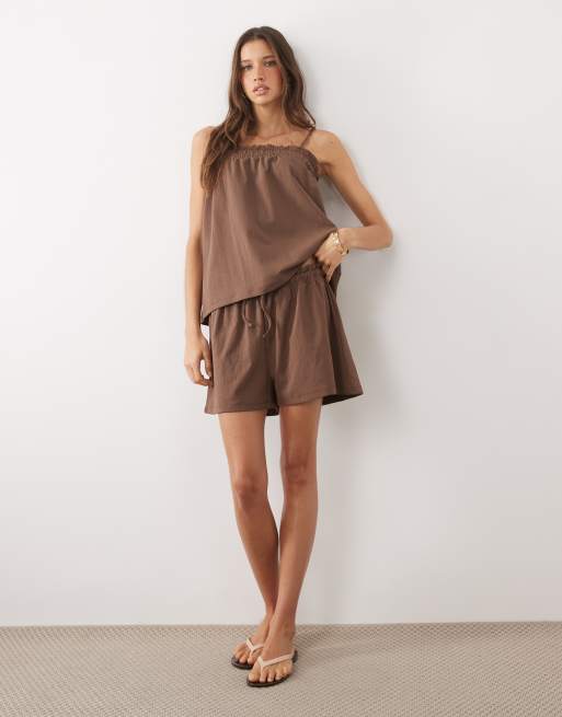 ASOS DESIGN – Camisole-Oberteil in Schokobraun mit eckigem gesmoktem Ausschnitt, Kombiteil, 2 von 4