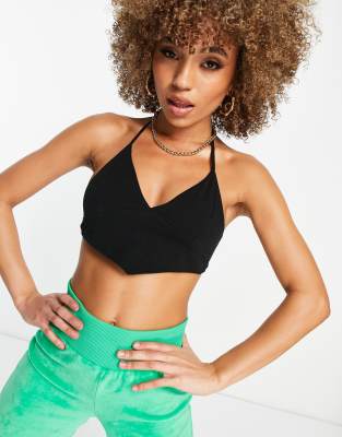 ASOS DESIGN - Camisole-Oberteil in Schwarz mit Neckholder und V-Saum