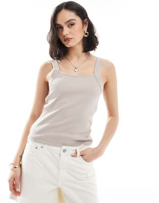 ASOS DESIGN - Camisole-Oberteil in Taupe mit breiten Trägern und eckigem Ausschnitt-Neutral
