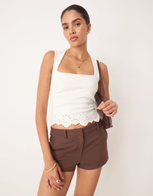 ASOS DESIGN - Camisole-Oberteil in Weiß mit Cut-out, besticktem Saum und eckigem Ausschnitt