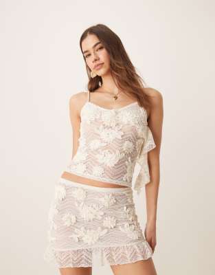 ASOS DESIGN - Camisole-Oberteil in Weiß mit Dapierung und Blumen-Applikation, Kombiteil