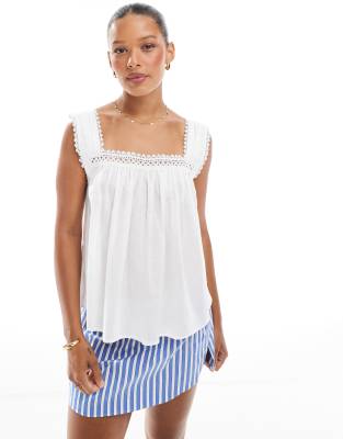 ASOS DESIGN - Camisole-Oberteil in Weiß mit eckigem Ausschnitt und Spitzenborte
