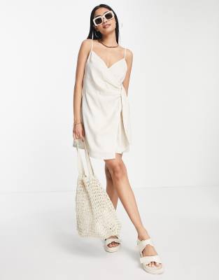 ASOS DESIGN - Camisole-Sommerkleid aus Leinen in Stein und Minilänge mit seitlichem Wickeldetail-Neutral