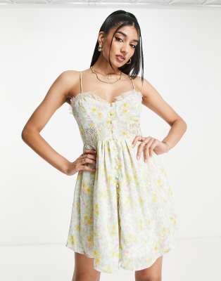 ASOS DESIGN - Camisole-Sommerkleid mit Spitzenbesatz, Knöpfen und Blümchenmuster-Bunt