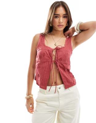 ASOS DESIGN - Camisole-Top in Dunkelrot mit U-Ausschnitt und 3D-Blumenverzierung