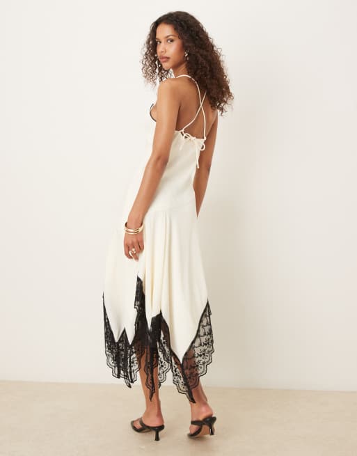 ASOS DESIGN – Camisole-Trägerkleid in Creme mit kontrastierender Spitze in Schwarz und Zipfelsaum, 3 von 4