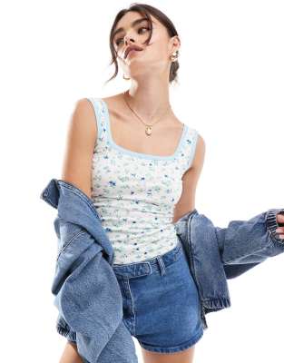 ASOS DESIGN - Camisole-Trägertop in Weiß mit Blümchenmuster-Bunt