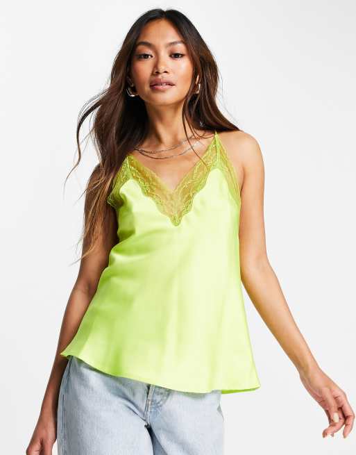 ASOS DESIGN - Camitop van satijn met kanten hals en inzetstuk in de taille in limoengroen 