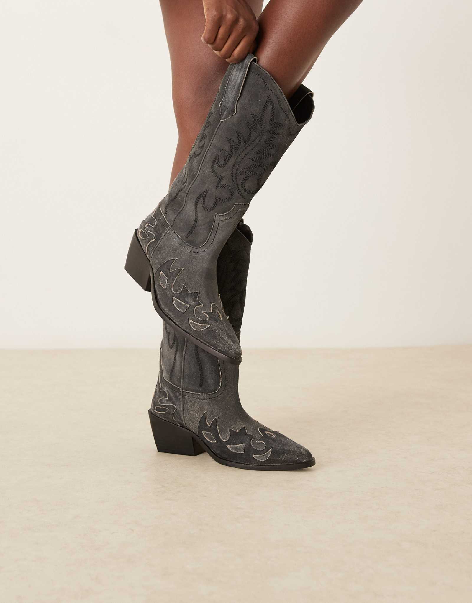 Ковбойские сапоги до колена из кожи Camryn от ASOS DESIGN из состаренной черной замши