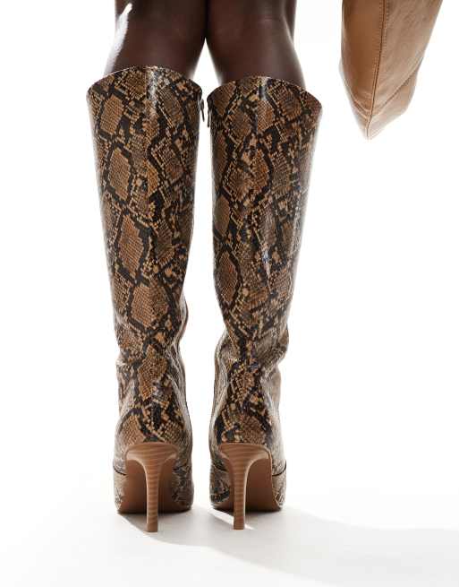 ASOS DESIGN – Canberra – Kniehohe, braune Stiefel im Stil der 90er mit Schlangenmuster und Absatz, 4 von 4
