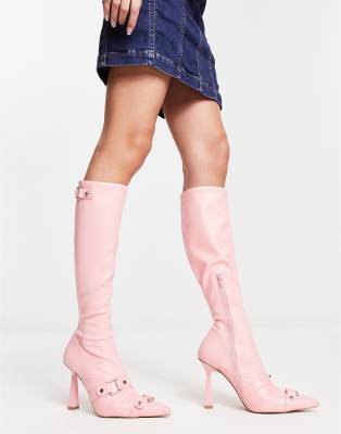 ASOS DESIGN - Cannes - Kniehohe Absatzstiefel in Rosa mit Metallverzierung