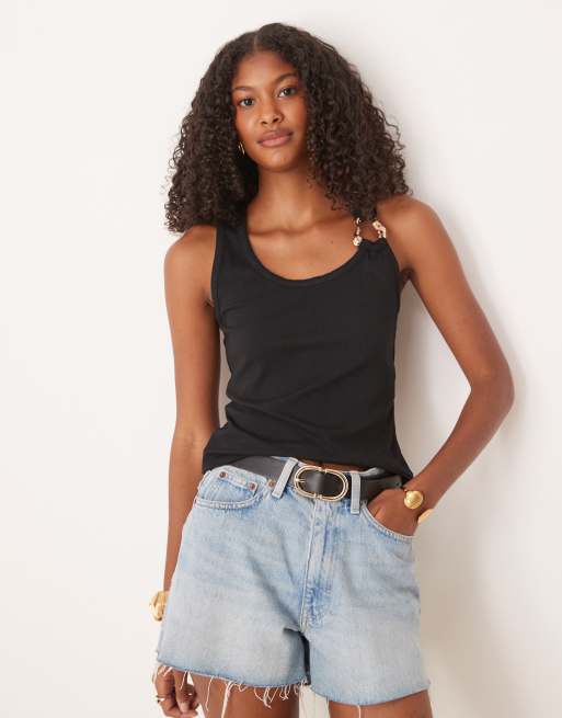 ASOS DESIGN - Canotta a coste nera con dettaglio in metallo color oro