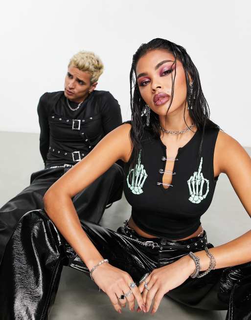 ASOS DESIGN - Canotta con intaglio sul collo e mani di scheletro verdi fosforescenti al buio