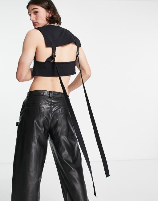 ASOS DESIGN - Canotta corta attillata con cinturini e fibbie nera