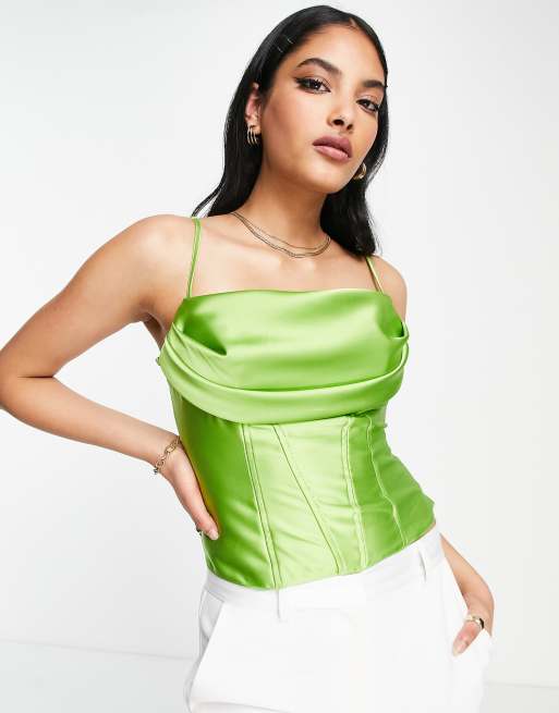 ASOS DESIGN - Canotta stile corsetto in raso verde gelsomino con spalline sottili, scollo ad anello e cuciture a vista