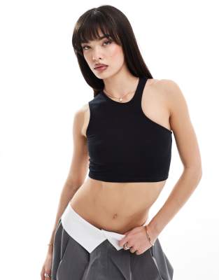 ASOS DESIGN - Canotta taglio corto nera con cut-out obliquo