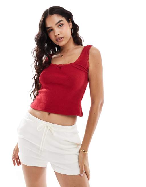 ASOS DESIGN - Canotta traforata color vino con finiture in pizzo e fiocco