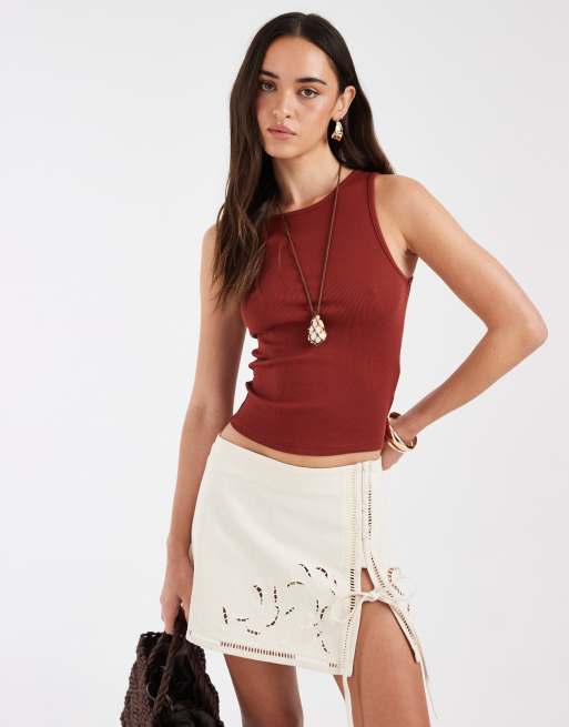 ASOS DESIGN - Canottiera bordeaux con scollo rotondo e dettaglio attorcigliato