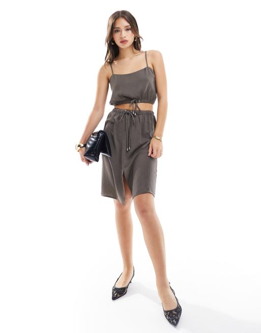 ASOS DESIGN - Canottiera corta in raso verde scuro con orlo con coulisse in coordinato