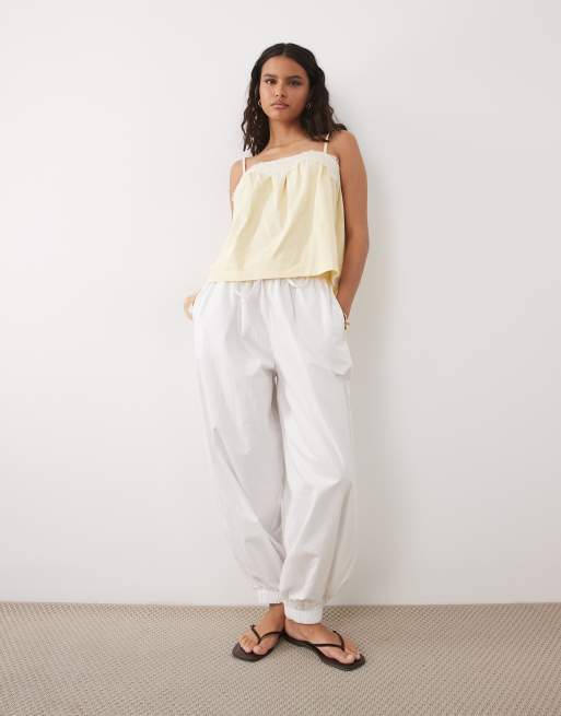 ASOS DESIGN - Canottiera giallo pastello con dettagli in pizzo a contrasto