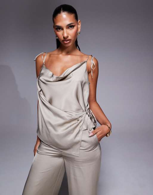 ASOS DESIGN - Canottiera in raso color champagne con drappeggio in coordinato