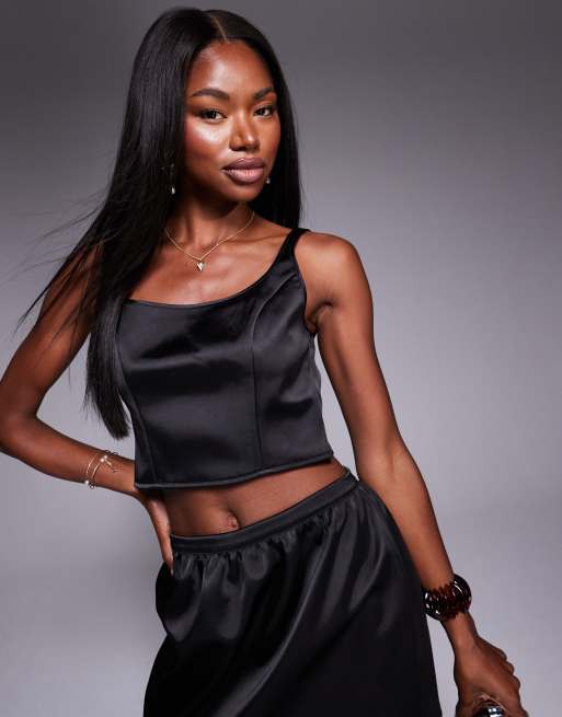 ASOS DESIGN - Canottiera nera in raso con cuciture a vista in coordinato