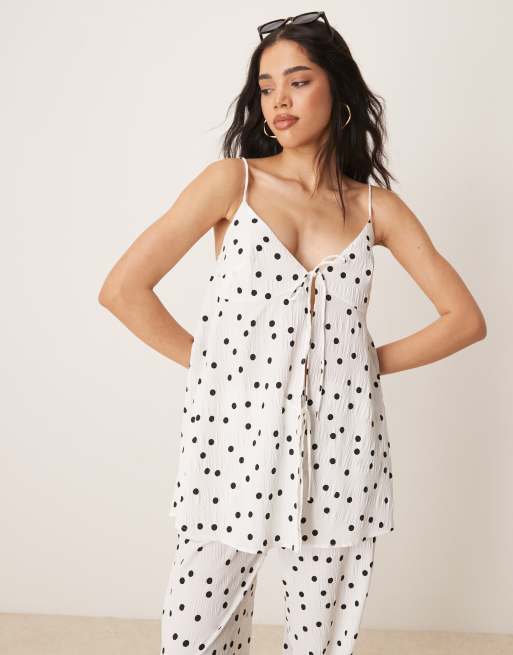 ASOS DESIGN - Canottiera taglio lungo allacciata sul davanti bianca testurizzata a pois in coordinato