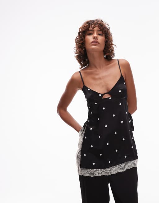 ASOS DESIGN - Canottiera taglio lungo nera a pois in raso con finiture in pizzo