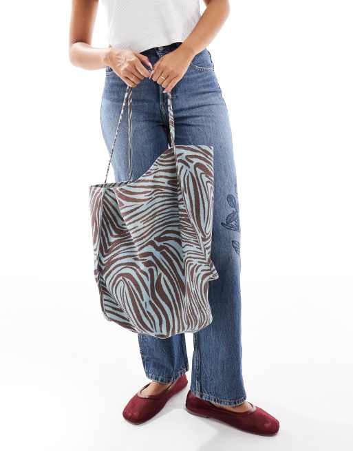 ASOS DESIGN – Canvas-Tragetasche in Schokobraun mit Oversize-Zebramuster und röhrenförmigen Henkeln, 2 von 4