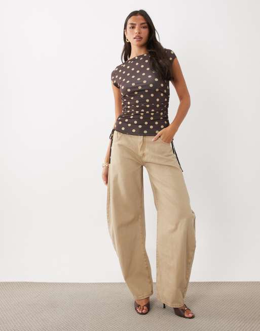 ASOS DESIGN cap sleeve med vågig kant och rynkdetalj i brun prickig, 2 av 4