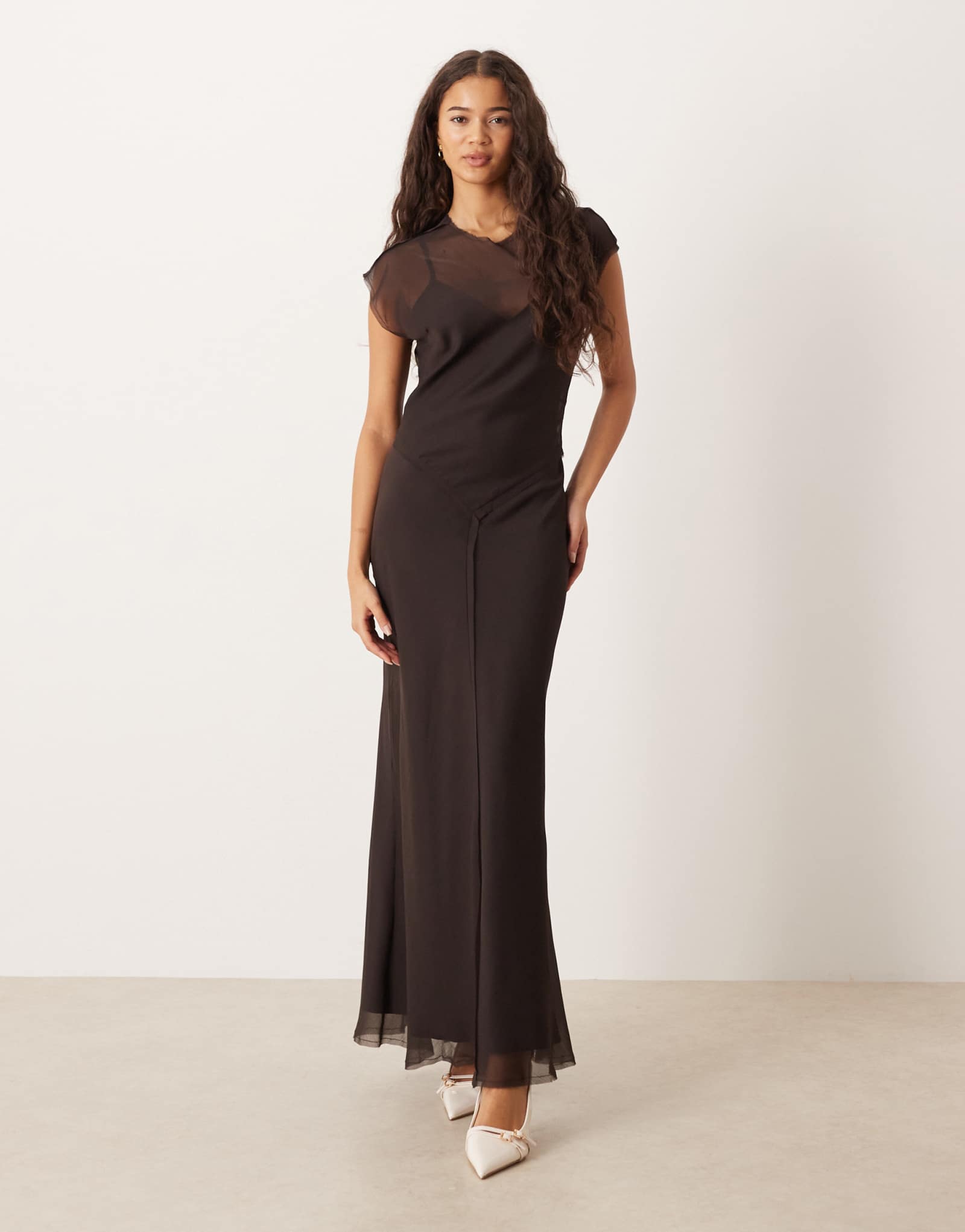 Дизайнерское платье миди с коротким рукавом и заниженной талией шоколадного цвета от ASOS DESIGN