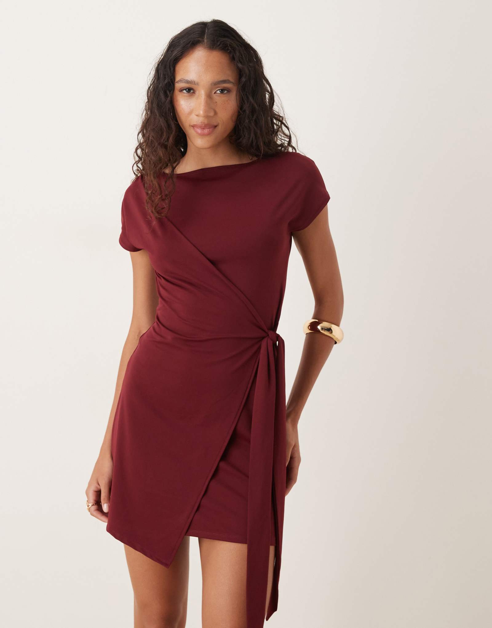 Мини-платье с короткими рукавами и завязками спереди от ASOS DESIGN бордового цвета