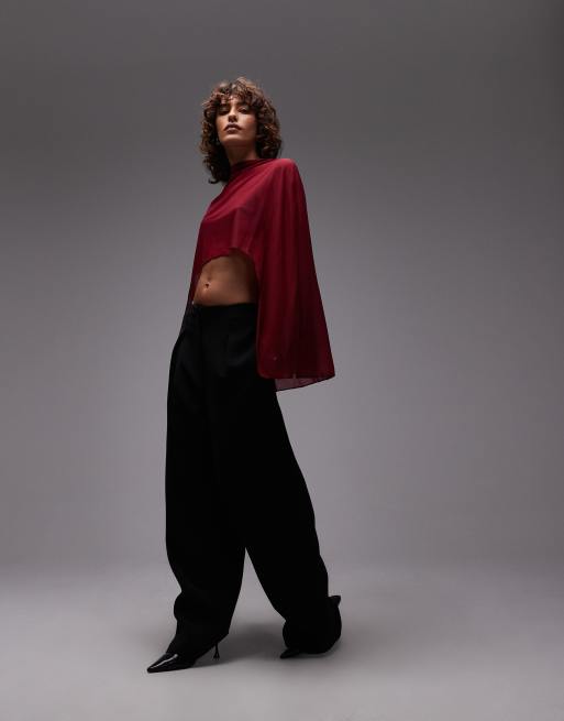 ASOS DESIGN – Cape aus transparentem Netzstoff in Beerenrot mit hinten längerem Saum, 2 von 4