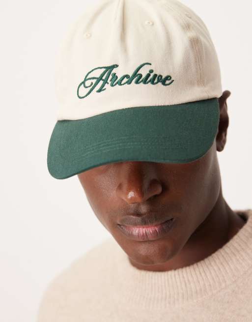 ASOS DESIGN - Cappellino color écru con ricamo e visiera verde a contrasto, 2 di 3