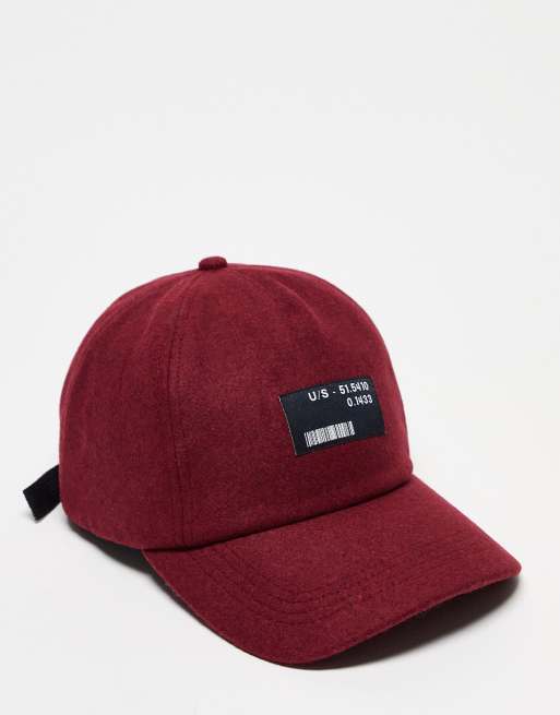 ASOS DESIGN - Cappellino con visiera in misto lana con stemma bordeaux