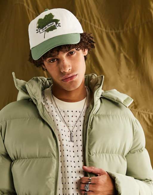 ASOS DESIGN - Cappellino in morbido cotone écru e verde slavato con ricamo di foglia d'acero