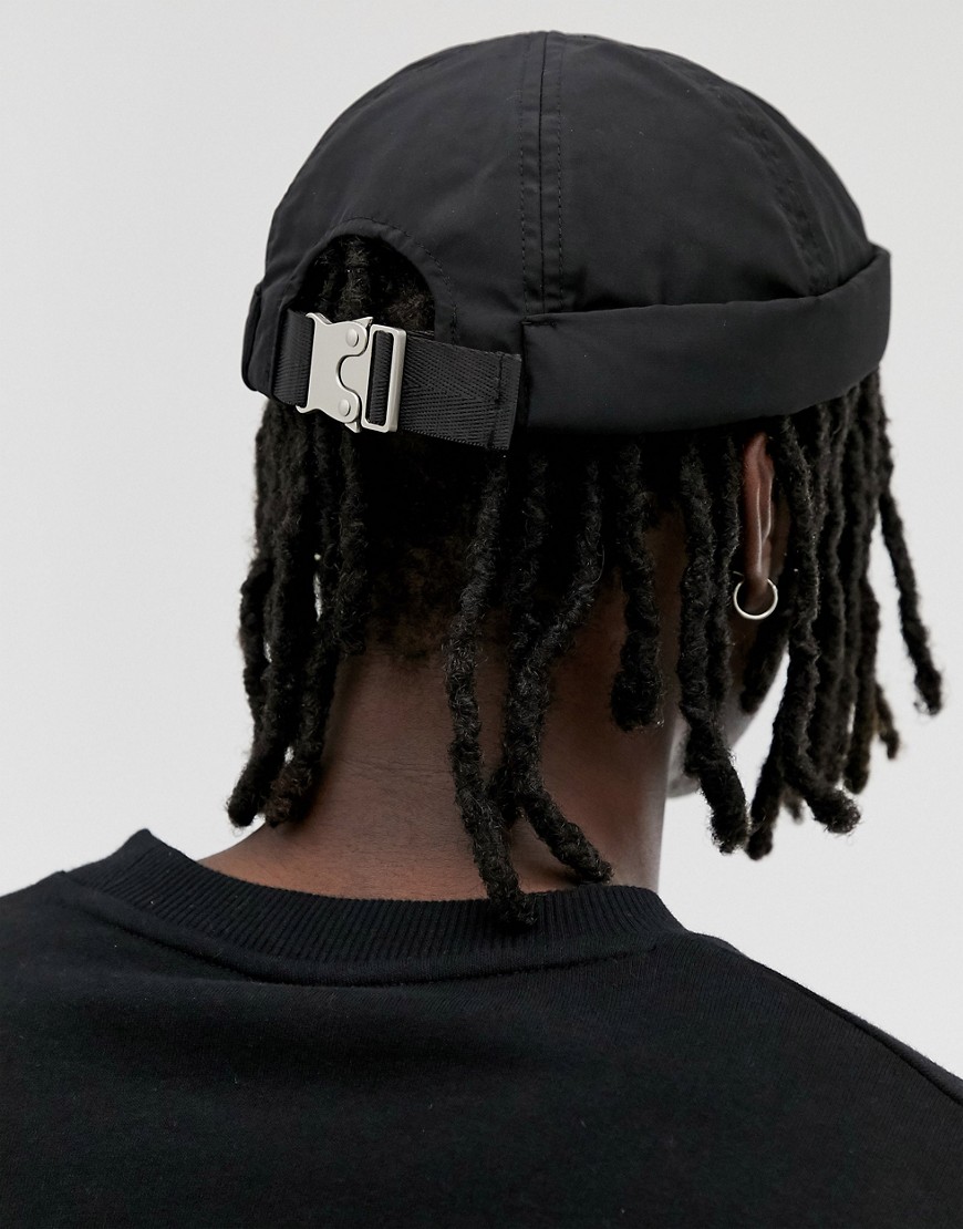 ASOS DESIGN - Cappello con risvolto in nylon nero con chiusura a fermaglio