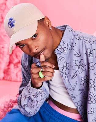 ASOS DESIGN - Cappello con visiera écru con orsetto ricamato
